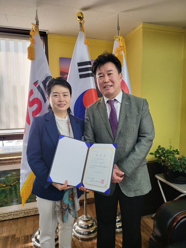 동덕여자대학교 박경숙 겸임교수(왼쪽)가 뉴스인 미디어 신태식 논설위원과 위촉식 후 기념촬영을 하고 있다.