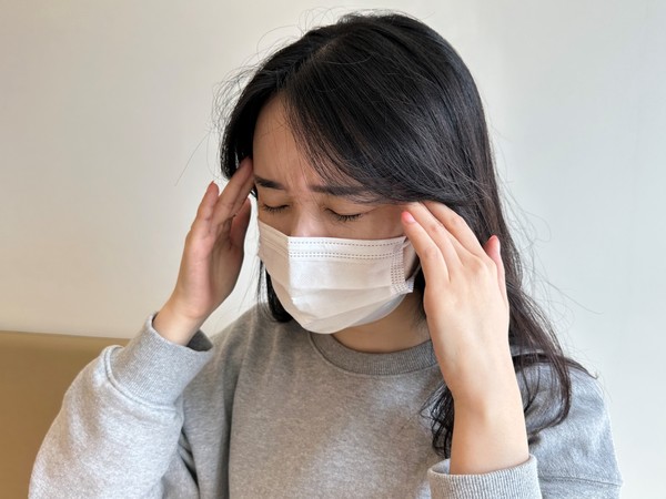 [사진설명] 한 직장인이 편두통을 호소하고 있다.