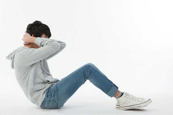 윗몸일으키기 하는 모습.