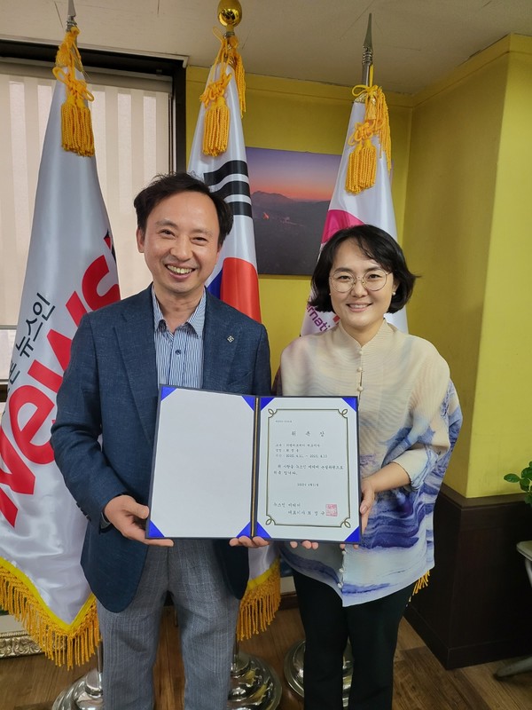 델리코리아 최정윤 대표이사(오른쪽)가 뉴스인 미디어 최명규 대표이사와 위촉식 후 기념촬영을 하고 있다.