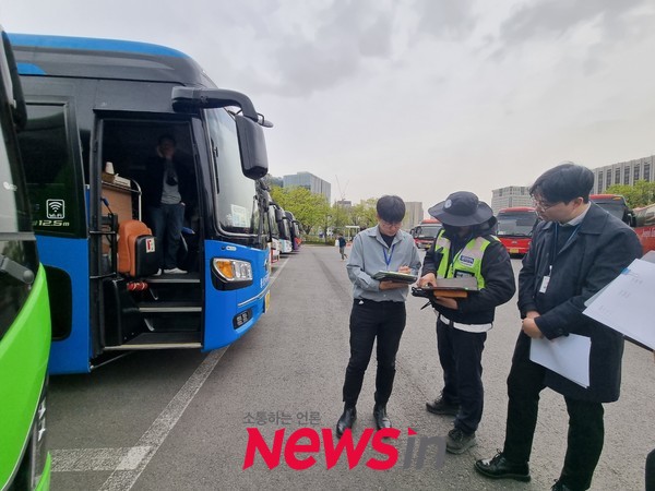 경복궁 동문주차장에서 전세버스 특별 합동점검을 하고 있는 관계기관(사진제공 한국교통안전공단)