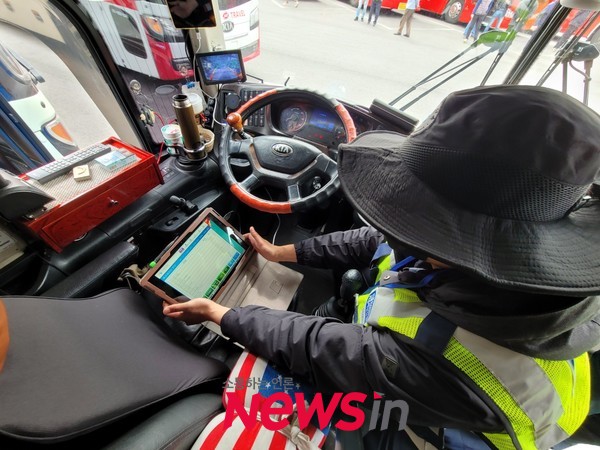 한국교통안전공단 안전단속반원이 불법 구조변경 등 차내 안전기준을 점검하고 있다. (사진 제공 한국교통안전공단)