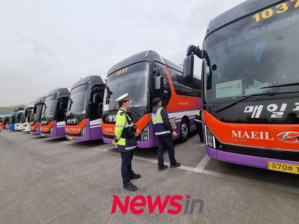 전세버스 이용객들이 차내에서 음주가무를 하거나, 안전띠를 미착용하는 사례가 없도록 성숙한 교통안전의식을 가지고, 교통안전을 적극 실천하여 줄 것을 당부했다. 