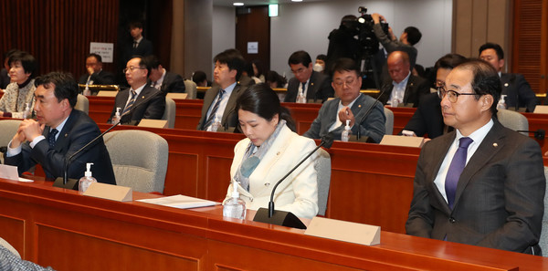 더불어민주당 윤관석(왼쪽), 이성만(오른쪽) 의원이 13일 오후 서울 여의도 국회에서 열린 의원총회에 참석해 자리에 앉아 있다. 더불어민주당의 2021년 5월 전당대회 불법자금 의혹을 수사하는 검찰은 지난 12일 윤관석·이성만 민주당 의원을 압수수색했다. 2023.04.13 / 사진=[뉴시스]