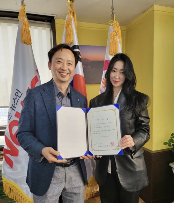 비브이엘 아트 프로덕션 우윤민 대표이사(오른쪽)가 뉴스인 미디어 최명규 대표이사와 위촉식 후 기념촬영을 하고 있다.