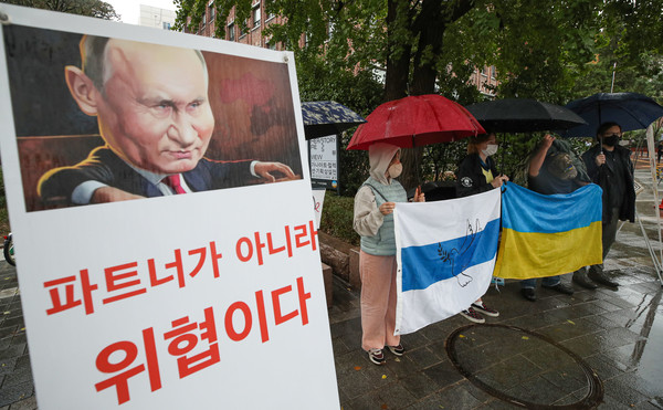 체한러시아인모임 소속 회원들이 9일 오후 서울 중구 서울시립미술관 인근에서 러시아 전쟁중단 촉구 및 전쟁동원령 규탄 집회를 하고 있다. 2022.10.09.