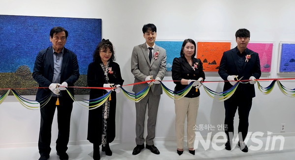 사월((沙月)갤러리김수정 대표(우)2번째 작가들과 커팅식(사진=정경호 기자)
