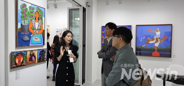 최영지 큐레이터가 작품 설명을 하고 있다(사진=정경호 기자)