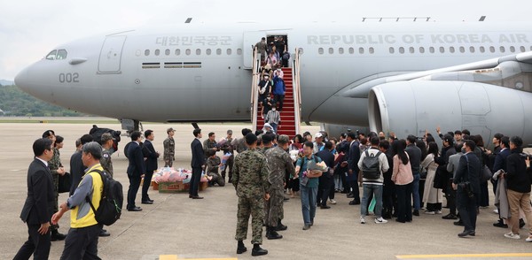 군벌 간 무력 충돌로 고립됐다가 우리 정부의 ‘프라미스(Promise·약속)’ 작전을 통해 철수한 수단 교민들이 25일 경기 성남시 서울공항으로 입국하고 있다. 2023.04.25 / 사진=[사진공동취재단]