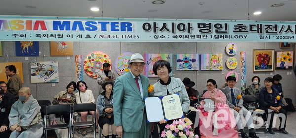 도자조형 작가 이윤이 아시아 명인 인증서를 전달 받고 양태석 국전작가회이사장과 기념 촬영(사진=정경호 기자)