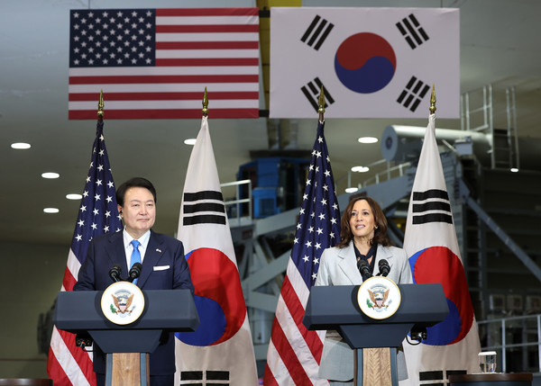 카멀라 해리스 미국 부통령이 25일(현지시간) 워싱턴DC 인근의 미 항공우주국(NASA) 고다드 우주비행센터에서 윤석열 대통령과 공동연설을 하고 있다. 2023.04.26 / 사진=[뉴시스]