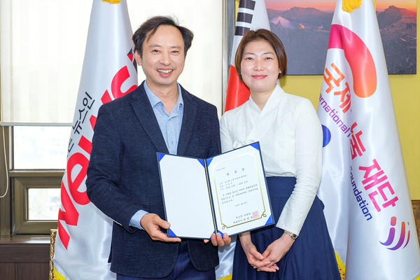 B.o.M 그룹 김솔빈 CFO(오른쪽)가 뉴스인 미디어 최명규 대표이사와 위촉식 후 기념촬영을 하고 있다.