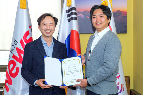 B.o.M 그룹 최정용 대표이사(오른쪽)가 뉴스인 미디어 최명규 대표이사와 위촉식 후 기념촬영을 하고 있다.