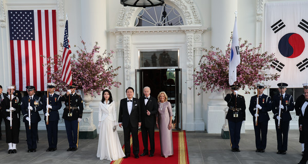 미국을 국빈 방문 중인 윤석열 대통령과 부인 김건희 여사가 26일(현지시간) 워싱턴DC 백악관에서 열린 국빈만찬에 도착해 조 바이든 미국 대통령 부부와 현관 앞에서 기념촬영을 하고 있다. 2023.04.27 / 사진=[뉴시스]