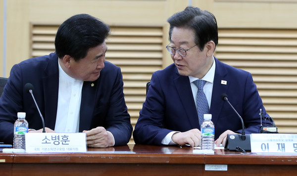 이재명 더불어민주당 대표가 26일 오전 서울 여의도 국회 의원회관에서 열린 햇빛과 바람, 마을기업 그리고 기본소득 토론회에 참석해 소병훈 국회 기본소득연구포럼 대표의원과 대화하고 있다. 2023.04.27 / 사진=[뉴시스]