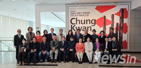 ▲정관모 전에 참석한 지인들과 부인 김혜원 여사, 딸 정진아 작가(사진=정경호 기자)