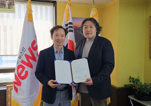 일리엠 이제형 대표이사(오른쪽)가 뉴스인 미디어 최명규 대표이사와 위촉식 후 기념촬영을 하고 있다. (사진=정경호 기자)