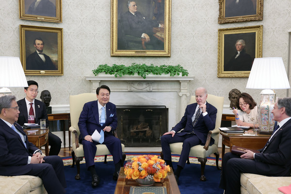 윤석열 대통령과 조 바이든 미국 대통령이 26일(현지시간) 워싱턴DC 백악관에서 소인수 정상회담을 하고 있다 2023.04.27 / 사진=(공동취재)