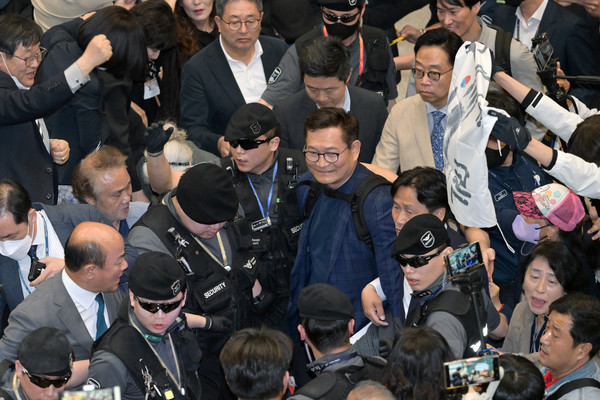 '전당대회 돈봉투' 의혹 송영길 전 더불어민주당 대표가 24일 인천국제공항으로 귀국하고 있다. 2023.04.24 / 사진=[공항사진기자단]