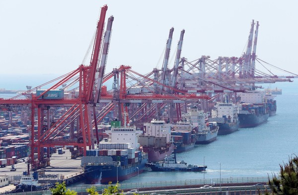 산업통상자원부는 지난달 수출이 7개월 연속 감소하는 등 14개월째 무역수지 적자가 이어졌다고 1일 밝혔다. 이날 부산 남구 신선대 부두에서 컨테이너가 선적 및 하역작업이 진행되고 있다. 2023.05.01 / 사진=[뉴시스]