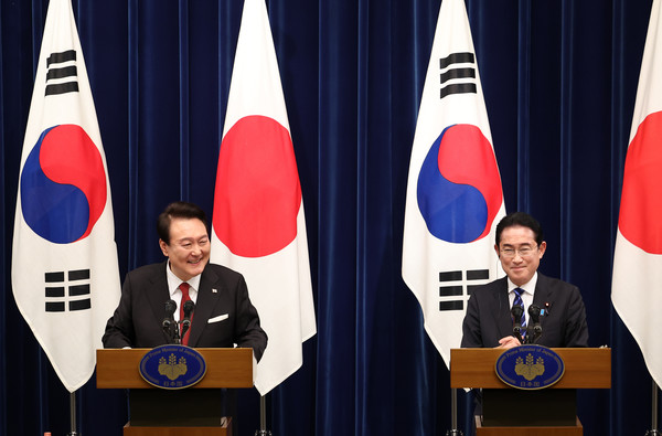 윤석열 대통령과 기시다 후미오 일본 총리가 16일 도쿄 총리 관저에서 열린 한일 정상회담을 마친 후 공동 기자회견을 하고 있다. 2023.03.16 / 사진=[뉴시스]