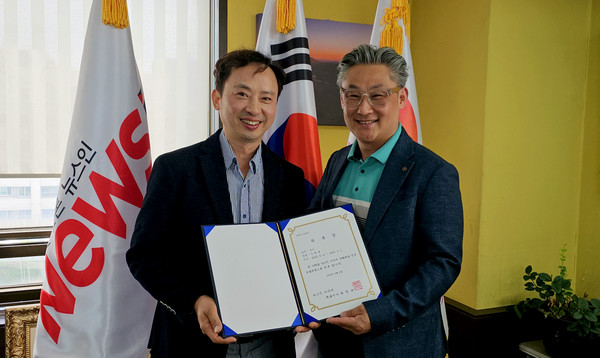 김학균 작가(오른쪽)가 뉴스인 미디어 최명규 대표이사와 위촉식 후 기념촬영을 하고 있다. (사진=정경호 기자)