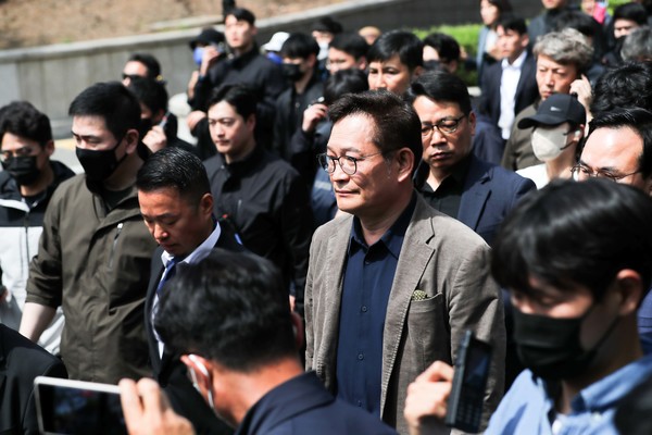 더불어민주당 전당대회 돈 봉투 살포 의혹의 핵심 인물인 송영길 전 민주당 대표가 2일 오전 서울 서초구 서울중앙지검에 자진 출석, 출입을 거부당해 조사가 무산된 뒤 지검 청사를 나서고 있다. 2023.05.02 / 사진=[뉴시스]