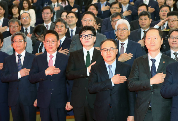 김명수(왼쪽부터) 대법원장, 김도읍 국회 법제사법위원회 위원장, 한동훈 법무부 장관, 이원석 검찰총장, 이완규 법제처장이 25일 오전 서울 종로구 정부서울청사 별관에서 열린 제60회 법의날 기념식에 참석해 국민의례를 하고 있다. 2023.04.25 / 사진=[뉴시스]