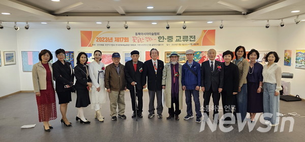 강정완 화백, 임선희 대회장을 비롯한 작가들과 기념촬영(사진=정경호 기자)