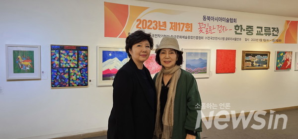 한중교류 특별전 참가한 서양화가 문혜경, 오후자 작가와 인증 사진(사진=정경호 기자)