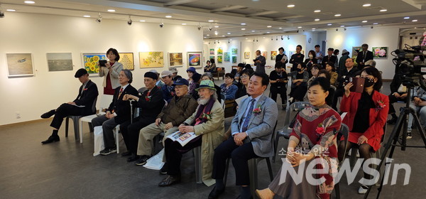 전시 오프닝 행사에 참석한 원로 작가, 한중교류전 작가(사진=정경호 기자)