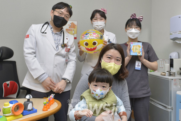 ▲H+ 양지병원 소아청소년과 양무열 과장(왼쪽)과 간호사들이 소아청소년 내원 어린이들의 쾌유를 기원하며 비치볼 등 선물을 증정한 후 기념 촬영을 하고 있다. (사진=H+ 양지병원)