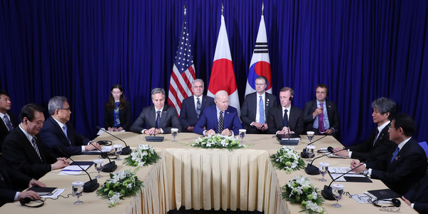 윤석열 대통령이 13일(현지시간) 프놈펜 한 호텔에서 조 바이든 미국 대통령, 기시다 후미오 일본 총리와 한미일 정상회담을 하고 있다. 2022.11.13 / 사진=[뉴시스]