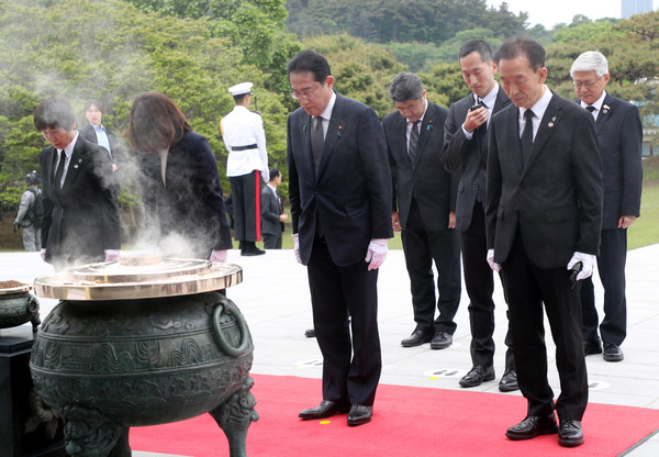 방한 일정을 시작한 기시다 후미오 일본 총리와 기시다 유코 여사가 7일 오후 서울 동작구 국립서울현충원 현충탑을 찾아 참배하며 묵념을 하고 있다. 2023.05.07 / 사진=[뉴시스]