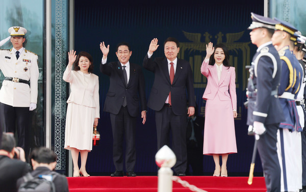 윤석열 대통령과 부인 김건희 여사, 기시다 후미오 일본 총리와 부인 유코 여사가 7일 서울 용산 대통령실 청사 앞에서 손 흔들어 인사하고 있다. 2023.05.07 / 사진=[뉴시스]