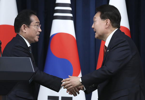 윤석열 대통령과 기시다 후미오 일본 총리가 7일 서울 용산 대통령실 청사에서 한일 정상회담 공동기자회견에서 악수하고 있다. 2023.05.07 / 사진=[뉴시스]