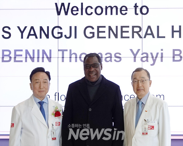 ▲토마스 야이 보니 전 베냉 대통령(가운데)이 H+ 양지병원을 둘러본 후 김철수 이사장(왼쪽), 김정현 국제병원장과 기념 촬영을 하고 있다. (사진=H+ 양지병원)