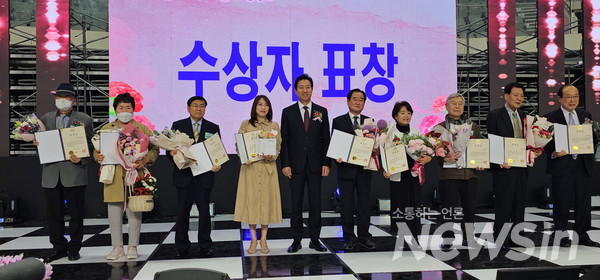 효행자 부문 수상자들이 기념 촬영을 하고 있다(사진=정경호 기자)