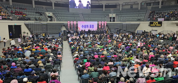 서울시 어르신들이 장충체육관에서 수상자들을 축하해 주고 있다(사진=정경호 기자)