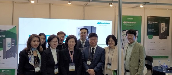 왼쪽부터 김은수(플라스틱히어로코리아 부대표), 이인선(국회의원), 나경원(전 원내대표), 이재영(에코센트레 대표), 이미연(동작구의회의징), 우의성(플라스틱히어로코리아 대표).