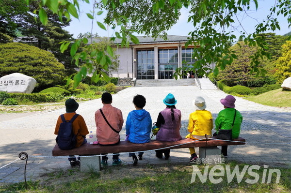 나무 그늘아래 쉬고 있는 노인들의 옷색깔이 무지개같다.