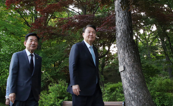 윤석열 대통령과 김진표 국회의장이 12일 청와대 상춘재에서 열린 국회의장단 초청 만찬에 앞서 차담회를 위해 녹지원으로 이동하고 있다. 2023.05.12 / 사진=[뉴시스]