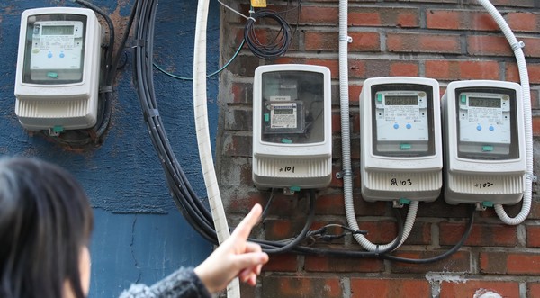 30일 산업통상자원부와 한국전력이 2023년 1분기 전기요금을 kWh(킬로와트시)당 13.1원 인상한다고 발표했다. 이는 올해보다 9.5% 오른 수치다. 이에 따라 주택용 4인 가구의 월 평균 전기료 부담은 약 4022원 늘어날 것으로 추산된다. 사진은 30일 서울 시내 한 건물 전기 계량기. 2022.12.29.
