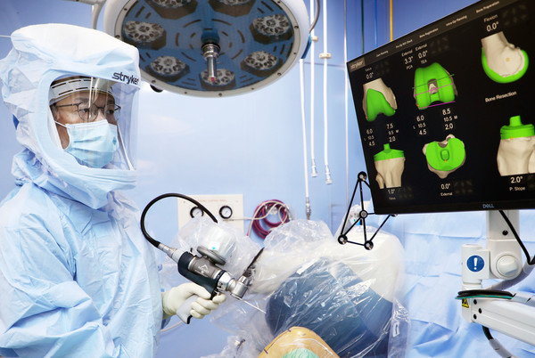 230515_참고사진_목동힘찬병원 이정훈 원장_로봇인공관절수술 집도