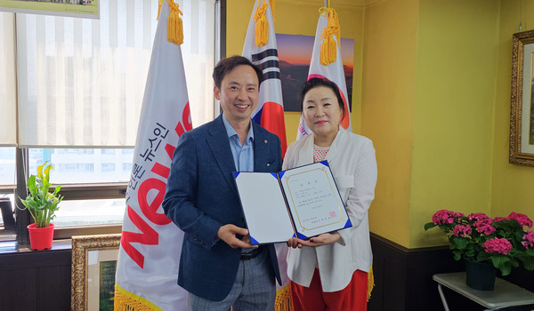 미도지리정보 남혜경 대표(오른쪽)가 뉴스인 미디어 최명규 대표이사와 위촉식 후 기념촬영을 하고 있다. (사진=정경호 기자)