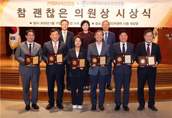 앞줄 왼쪽부터 배준영 국민의힘 의원, 박성민 국민의힘 의원, 이은주 정의당 의원, 전재수 더불어민주당 의원, 홍기원 더불어민주당 의원, 홍석준 국민의힘 의원. (사진 = 매일경제)