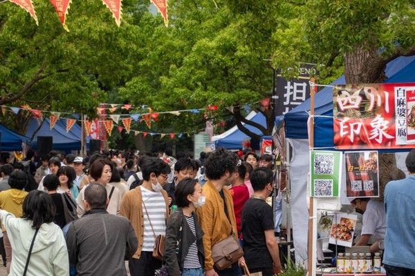 사람들이 지난 14일 도쿄 나카노 센트럴파크에서 열린 쓰촨(四川) 음식 축제를 즐기고 있다. (사진/신화통신)