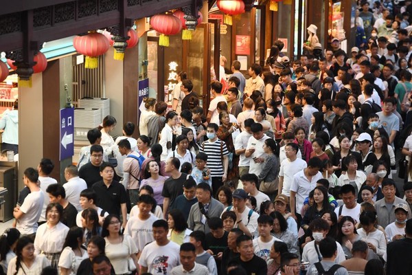 지난 2일 밤 장쑤(江蘇)성 난징(南京) 푸쯔먀오(夫子廟)를 가득 메운 관광객 행렬. (사진/신화통신)