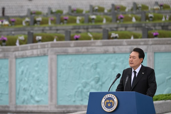 윤석열 대통령이 18일 광주 북구 국립5·18민주묘지에서 열린 제43주년 5·18민주화운동 기념식에서 기념사하고 있다. (사진=대통령실 제공) 2023.05.18 / 사진=[뉴시스]