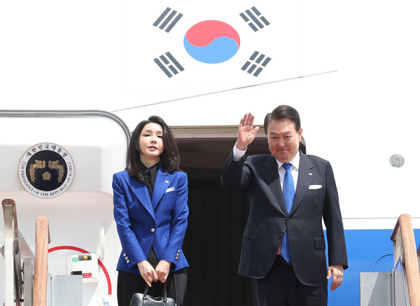 주요7개국(G7) 정상회의 참석을 위해 일본 히로시마로 출국하는 윤석열 대통령과 부인 김건희 여사가 19일 경기도 성남 서울공항에서 공군 1호기 탑승 전 인사하고 있다. 2023.05.19 / 사진=[뉴시스]